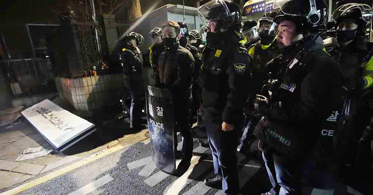 The crowd attacked the Seoul court because of the president’s arrest warrant