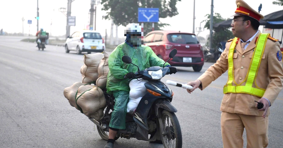 Cục CSGT l&yacute; giải t&igrave;nh trạng đ&egrave;n t&iacute;n hiệu &#039;đang xanh bỗng nhảy sang đỏ&#039;