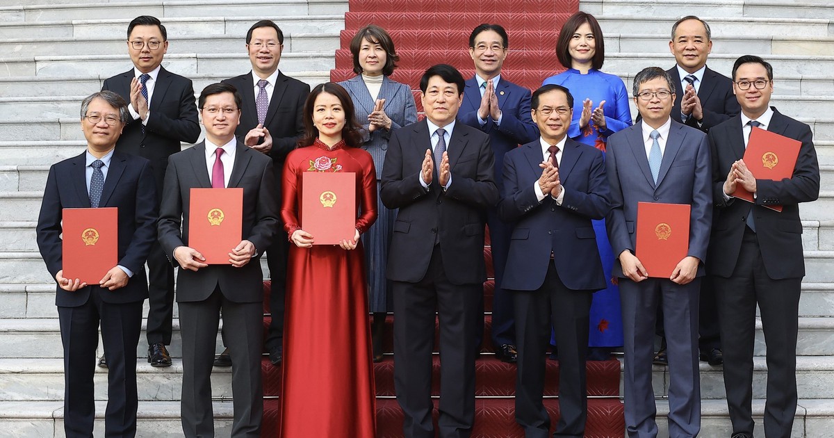 Chủ tịch nước Lương Cường trao quyết định phong hàm đại sứ