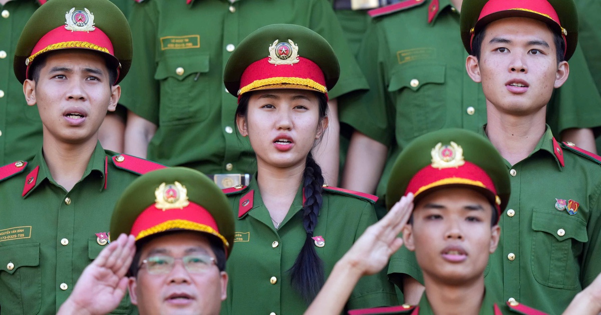 The grandstands were covered with green soldiers’ uniforms, the People’s Police University won 3 points