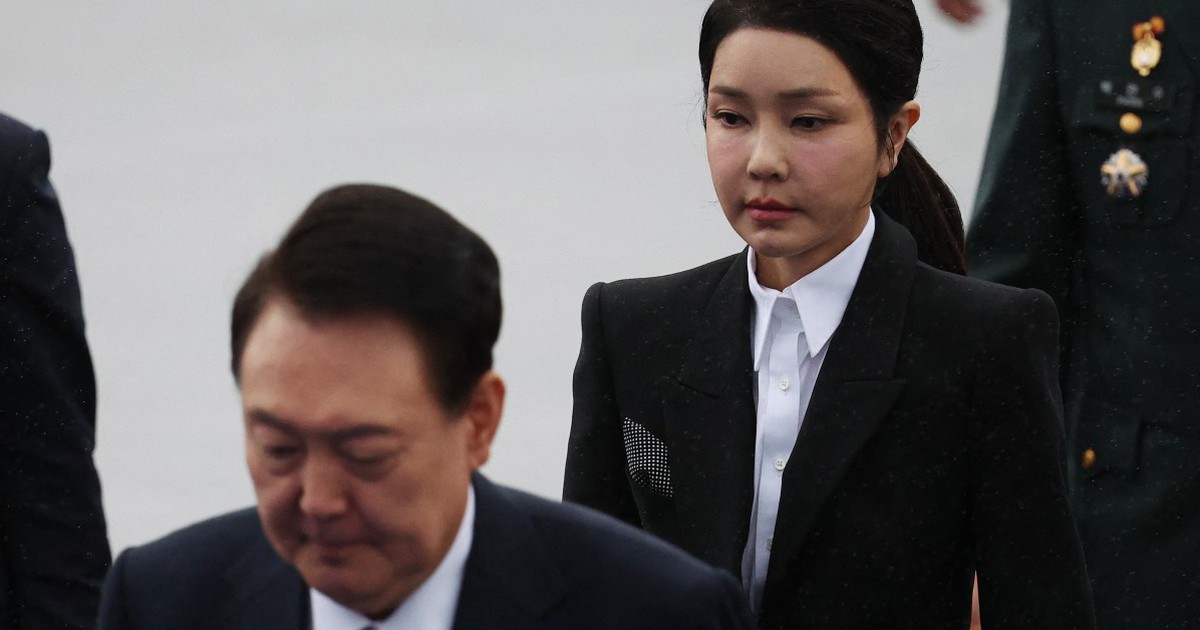 The first lady of South Korea is forbidden to visit her husband and can only send letters