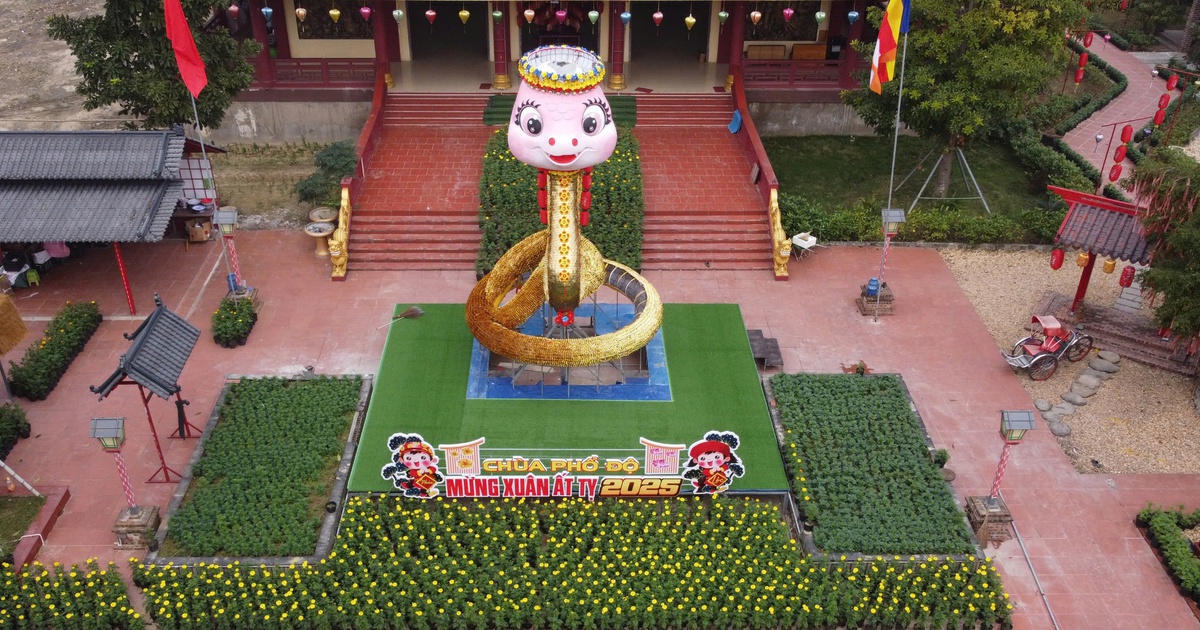 Độc lạ linh vật rắn đội vòng hoa ở Hà Tĩnh