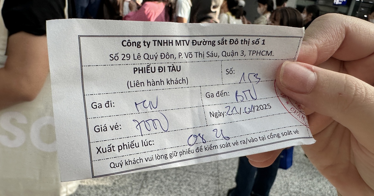 Ngày đầu đi metro số 1 trả tiền: Khách mua vé viết tay, xếp hàng đông
