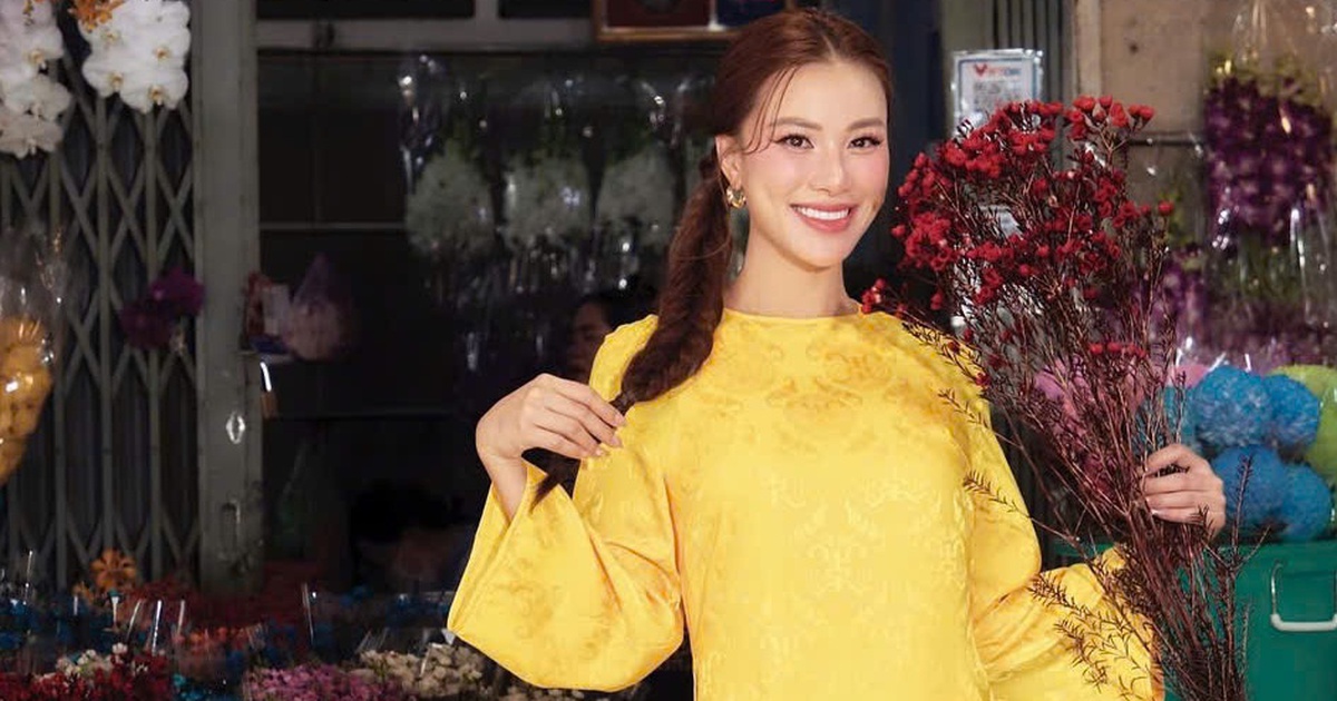 Plain ao dai reigns supreme, stunningly beautiful when she walks down the street