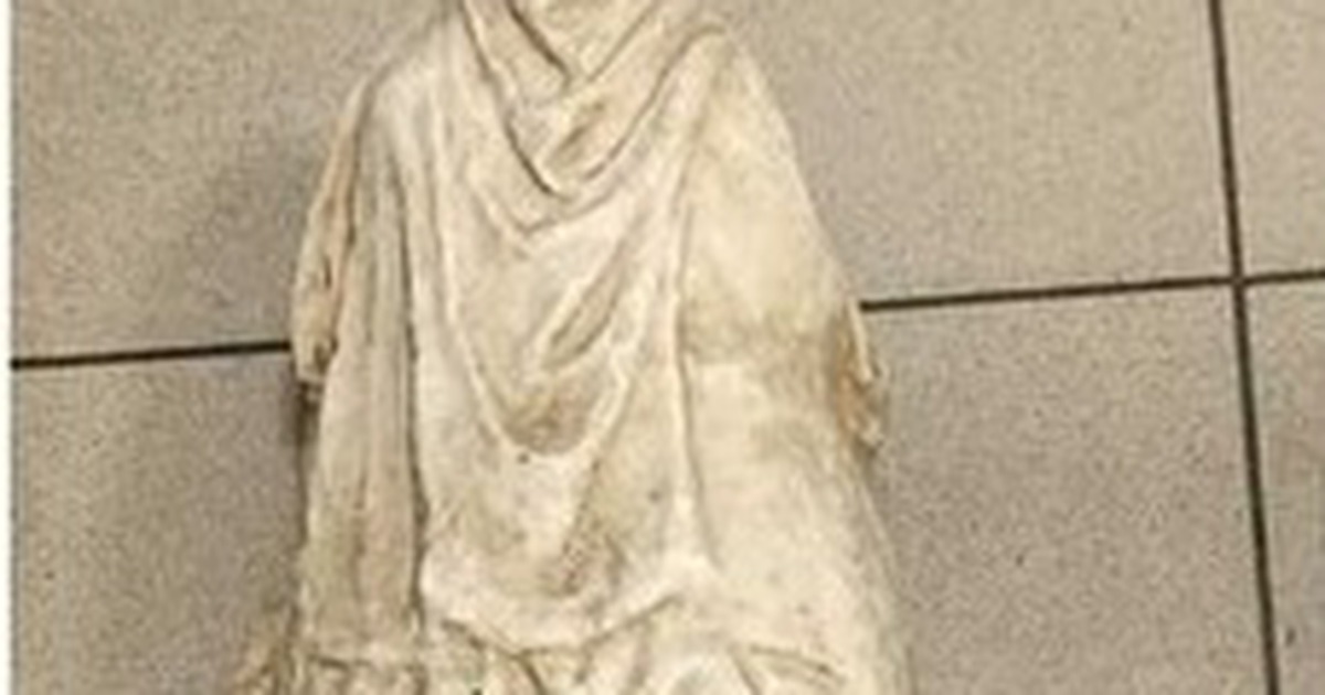 Bức tượng 2.000 năm tuổi bị vứt bỏ trong túi rác