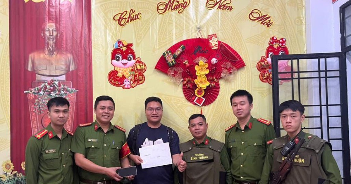 Du khách Trung Quốc cảm ơn công an tìm giúp điện thoại đánh rơi