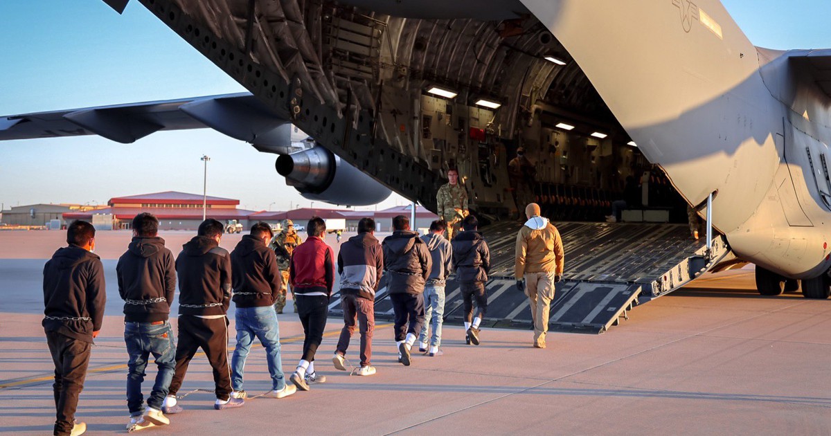 The United States began to expel illegal immigrants by military plane