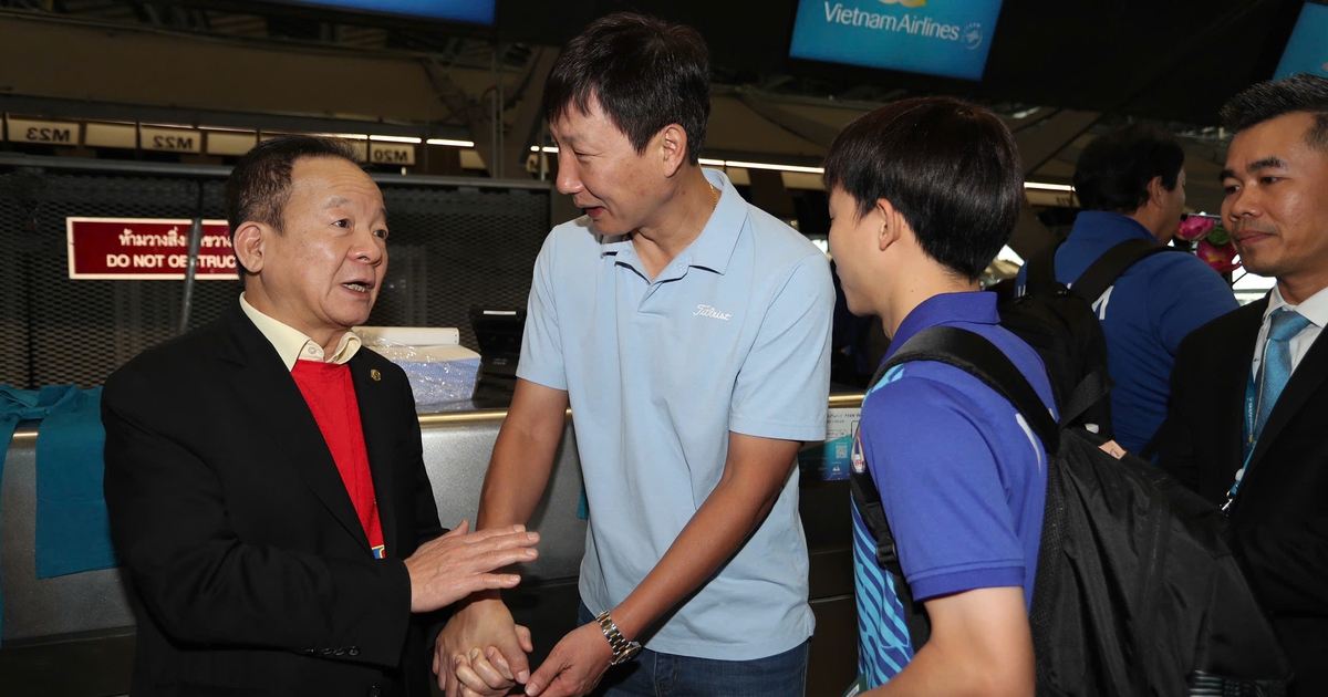 Mr. Hien awarded 1 billion VND to coach Kim Sang-sik and the coaching staff of the Vietnamese team