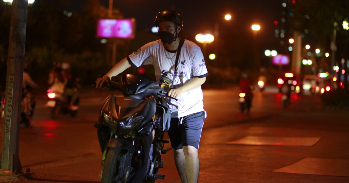 Xe hết xăng giữa đường, người trẻ dùng ngay cách này để giải nguy?