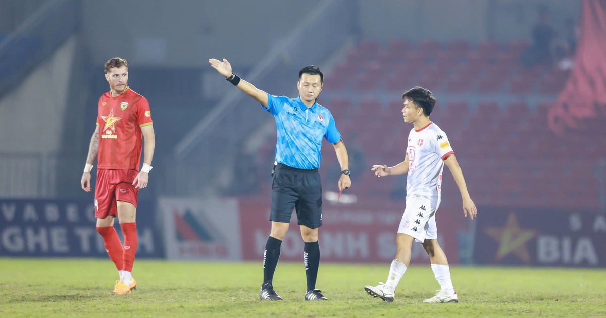 Players with red cards because of cooling, Hai Phong Club still won breathing points