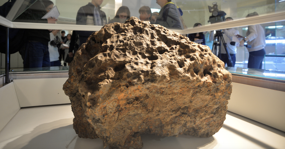 Ancient meteorite 4 times larger than Mount Everest brought life to Earth?