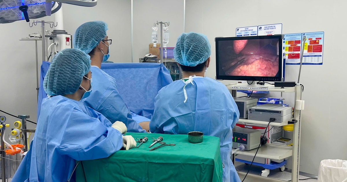 Cụ ông phải đi tiểu liên tục do khối u xơ lớn ở tuyến tiền liệt