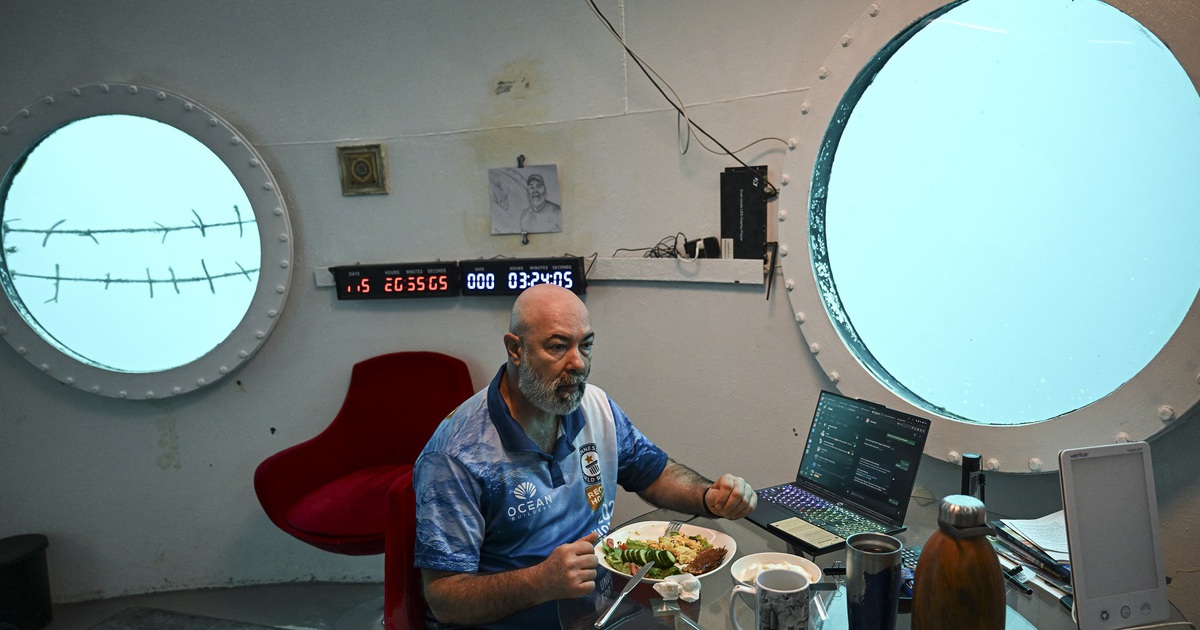 German engineer sets world record with 120 days living underwater