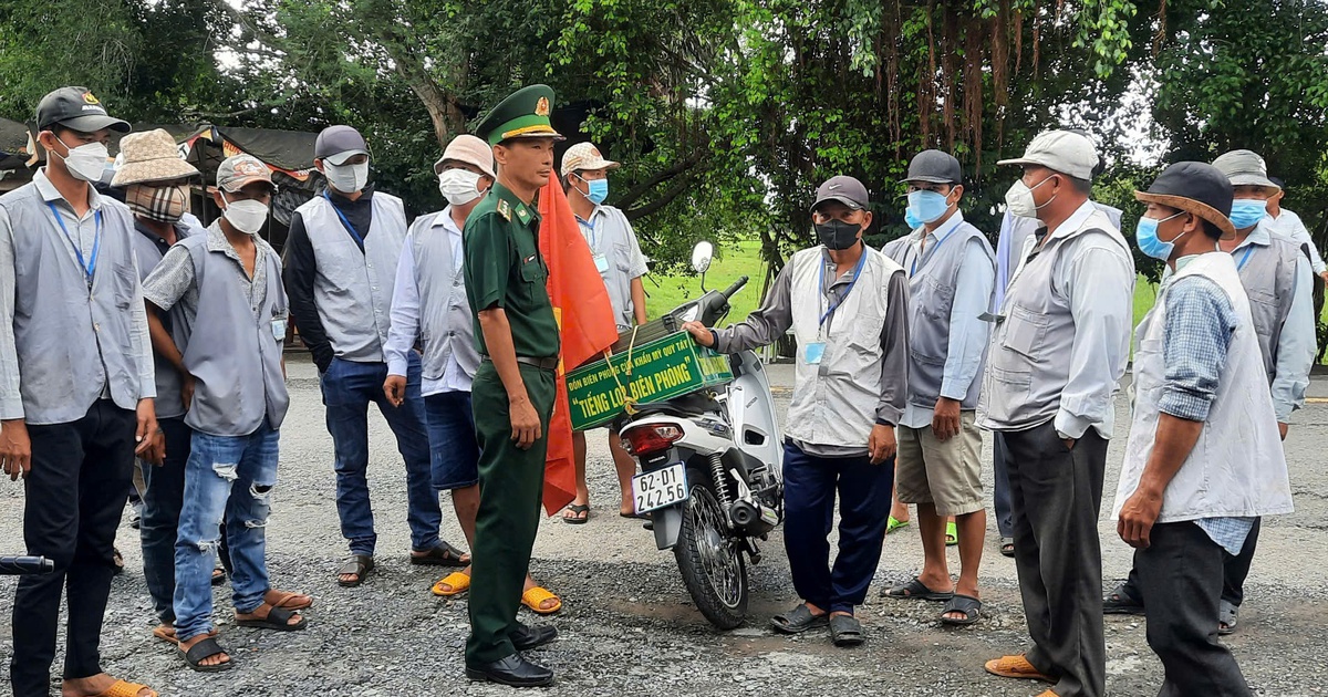 Người chạy xe &ocirc;m v&ugrave;ng bi&ecirc;n giới Long An: Vừa mưu sinh, vừa ph&ograve;ng chống tội phạm