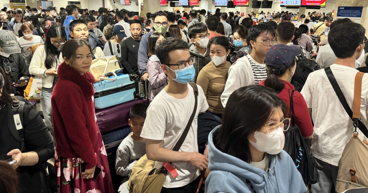 Sân bay Tân Sơn Nhất đông nghẹt người về Tết, nhích từng chút check-in