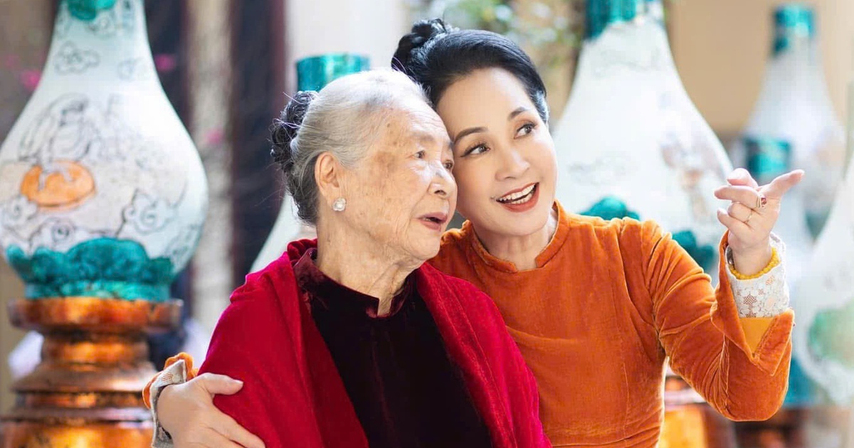 People’s Artist Lan Huong wore traditional ao dai with her mother on the occasion of Tet