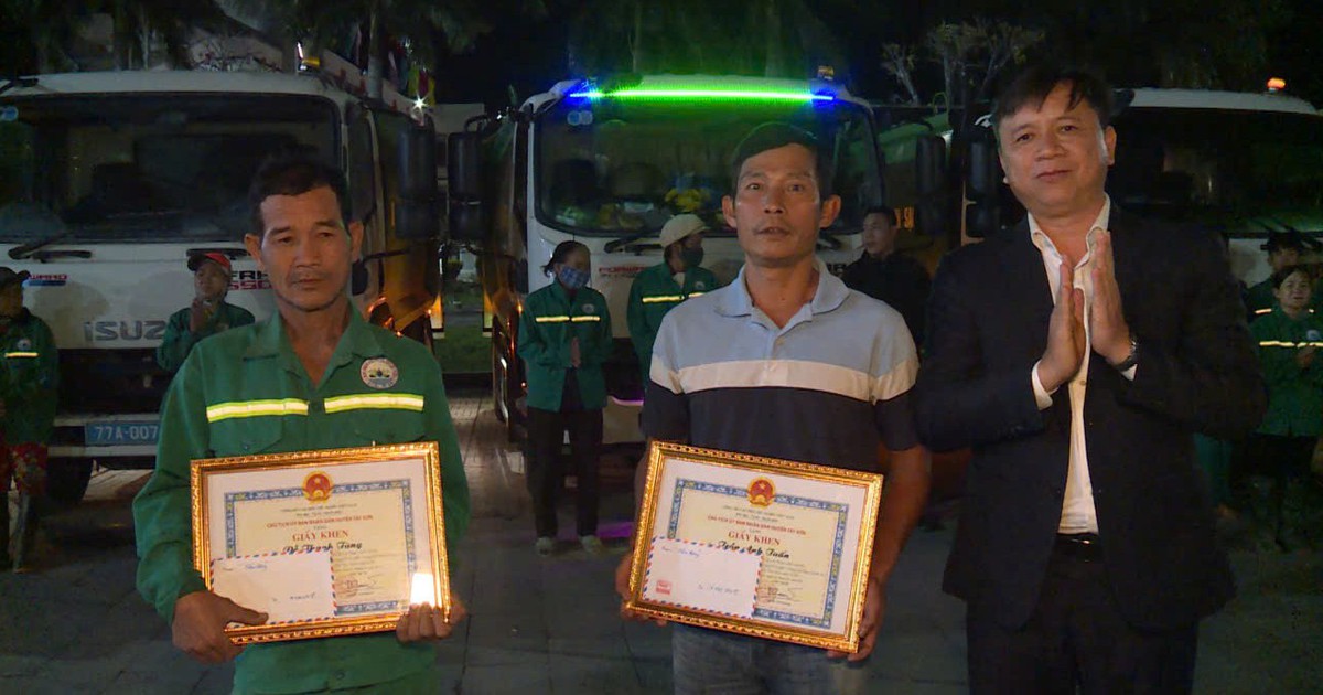 Khen thưởng 2 nhân viên thu gom rác nhặt được vàng trả lại người đánh rơi