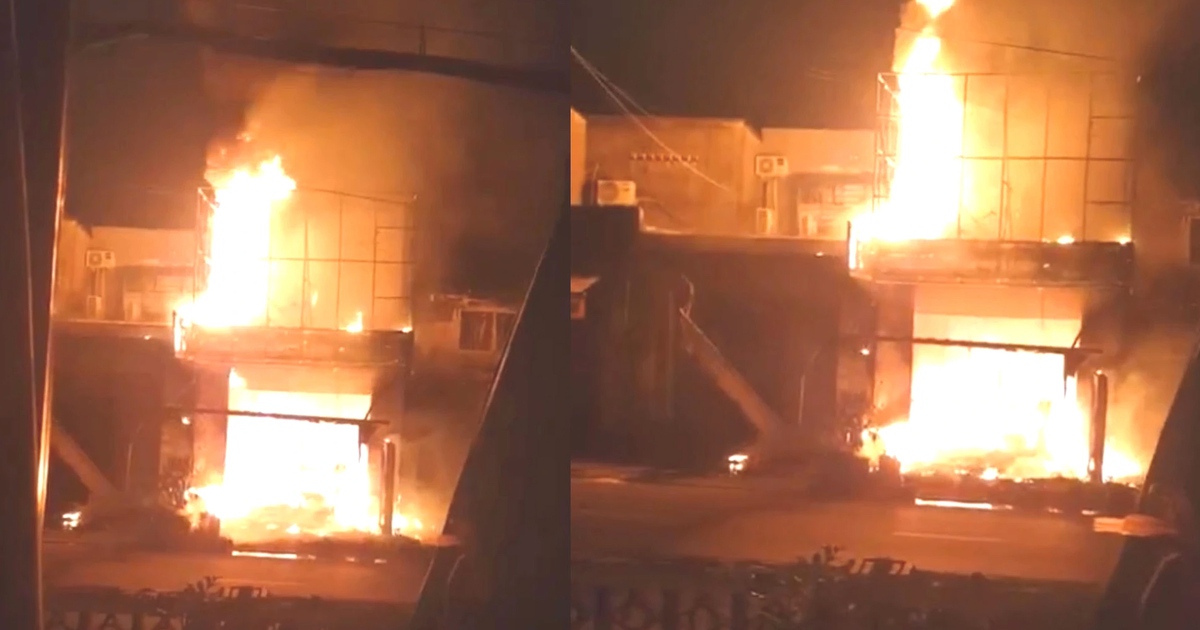 Mẹ con leo mái tôn thoát khỏi đám cháy dữ dội