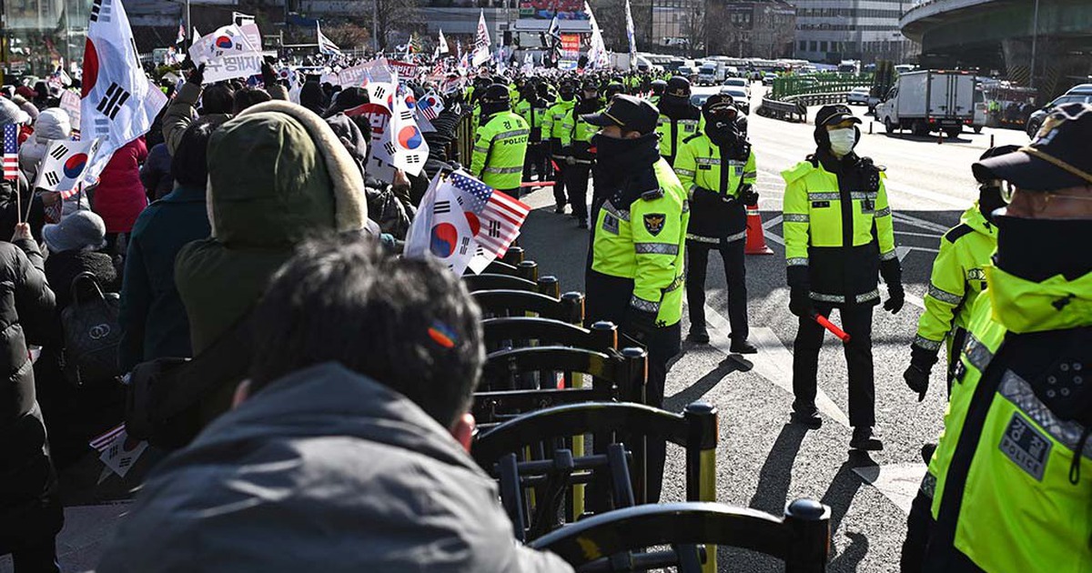 Tense confrontation at the Korean presidential palace