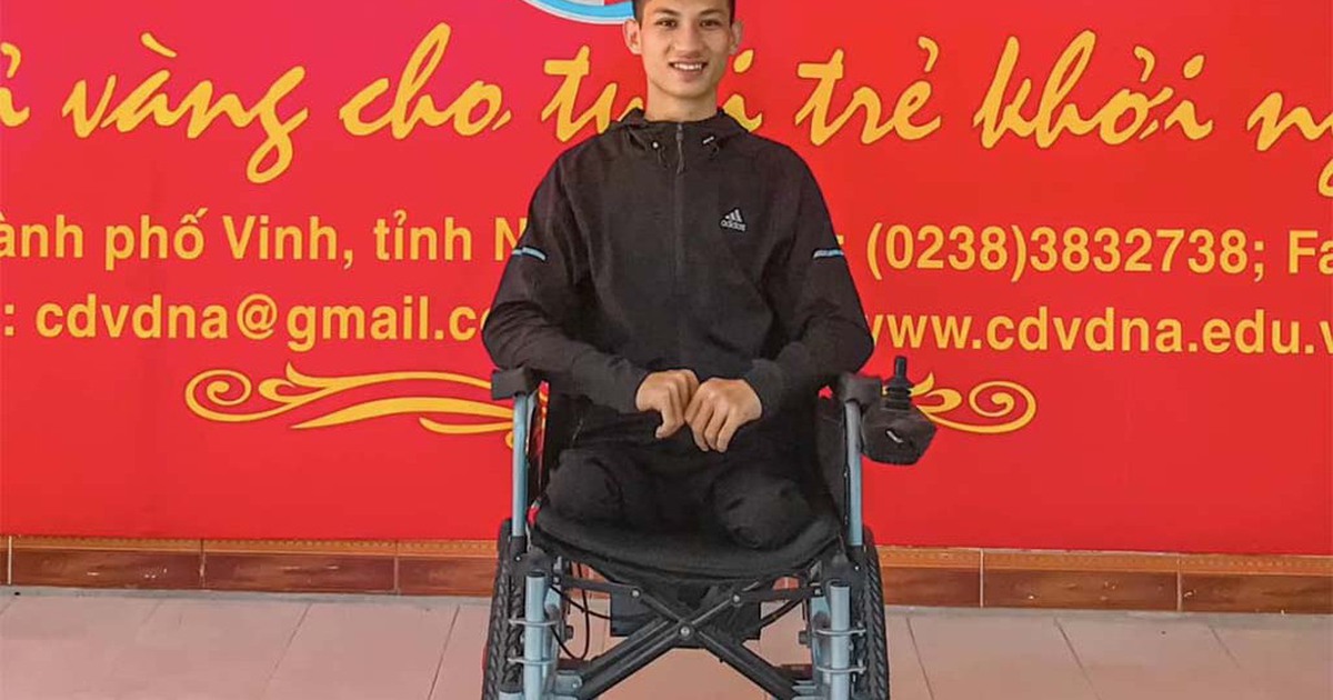 Nghị lực của chàng trai ngồi xe lăn tìm việc ngày tết