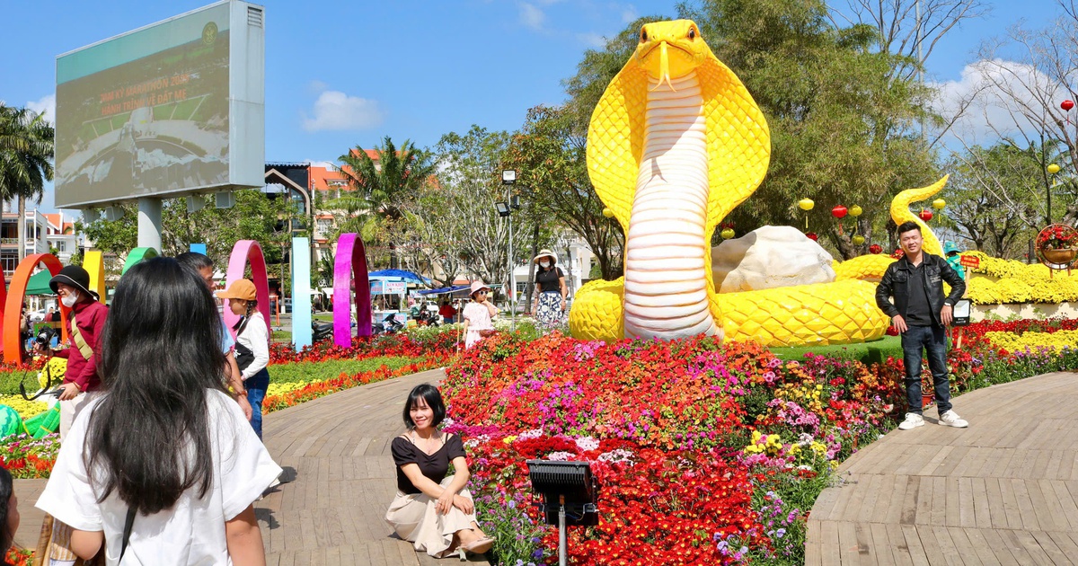 Mùng 3 tết, nhiều người đội nắng check-in với linh vật rắn vàng rực rỡ