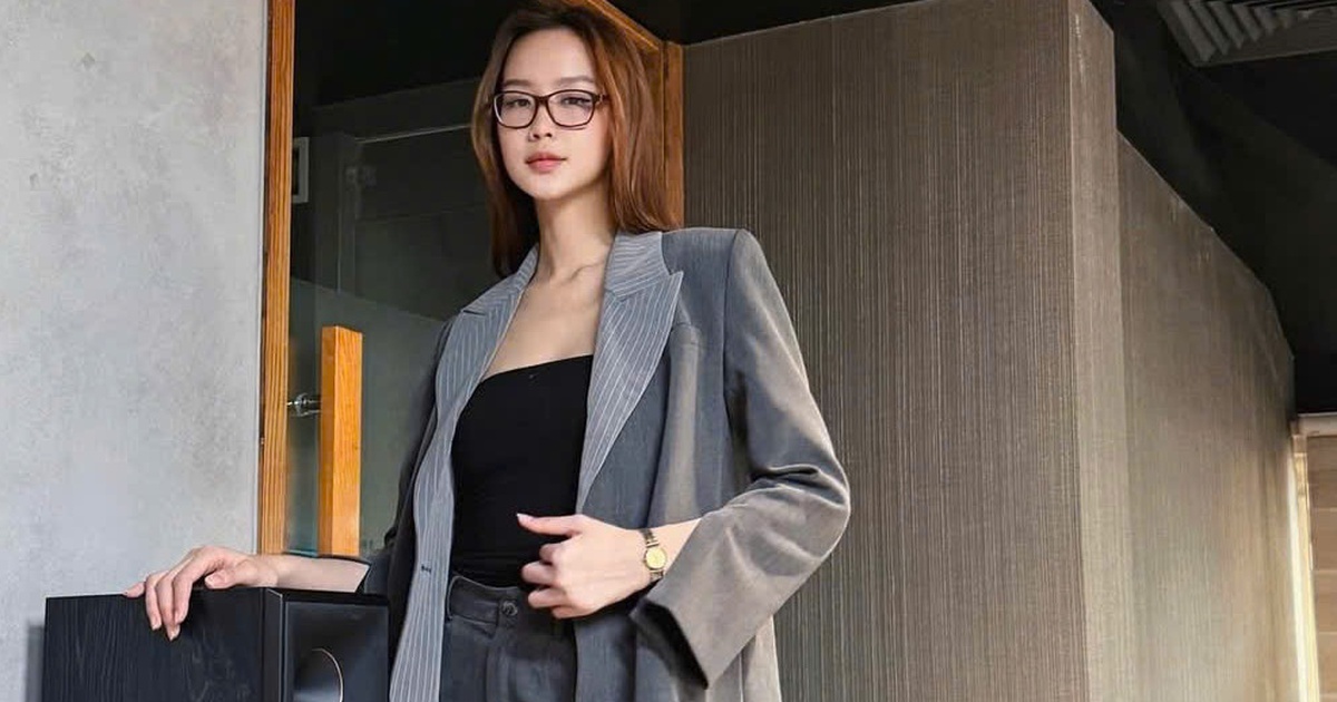 The dark blazer ‘cuts the figure’ to the maximum for her on the street