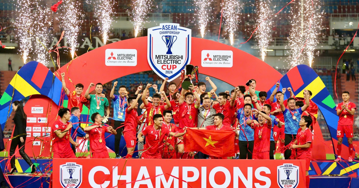 The moment the Vietnamese team lifted the AFF Cup 2024 championship trophy: Tears!