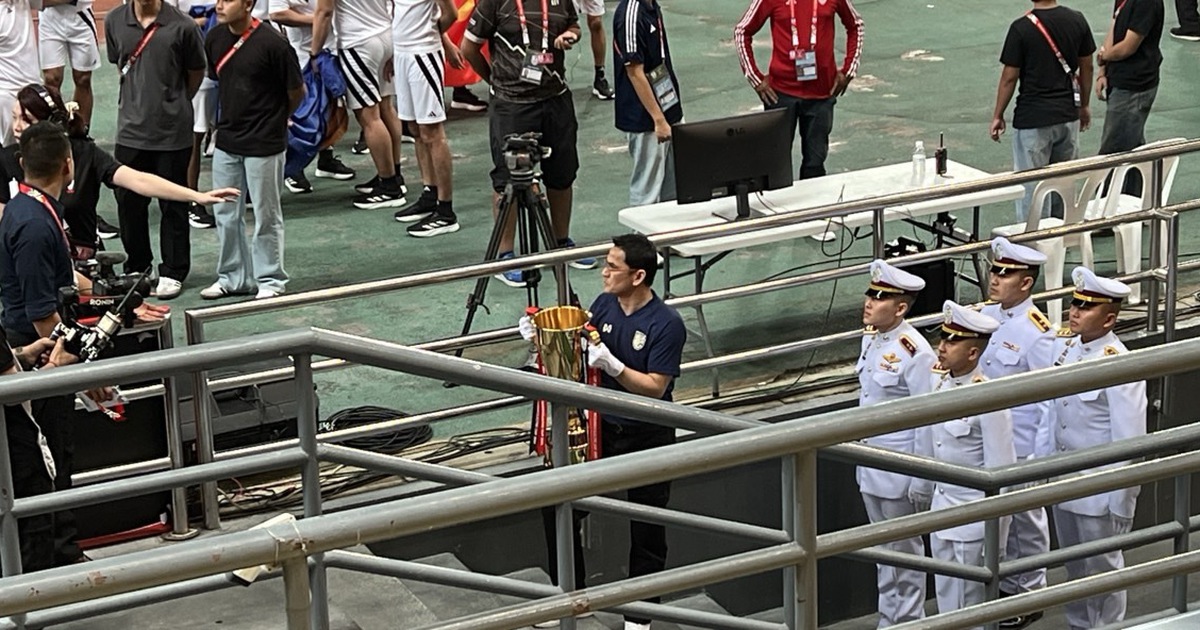 Coach Kiatisak brought the championship trophy to Rajamangala stadium before the 2024 AFF Cup second leg final