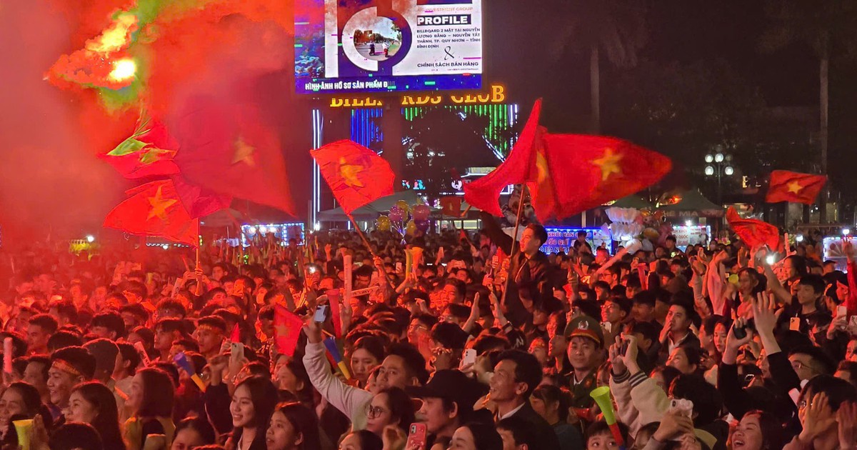 Arrange things at home, go out to cheer for the Vietnamese team in front of a 400-inch screen