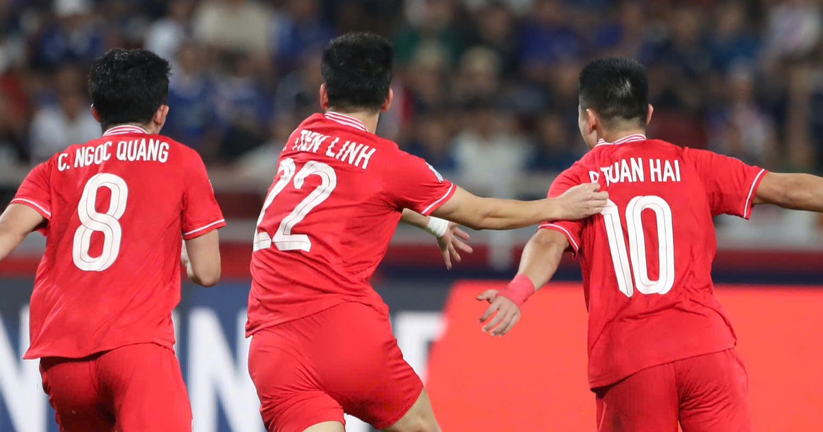 The former Singaporean player was choked up with the Thai defense, worried about Nguyen Xuan Son