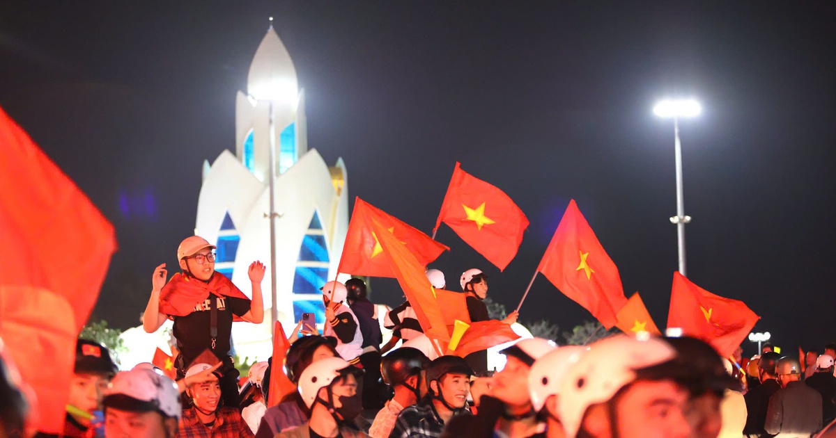 Thousands of people and tourists in the coastal city of Nha Trang went out to celebrate Vietnam’s championship