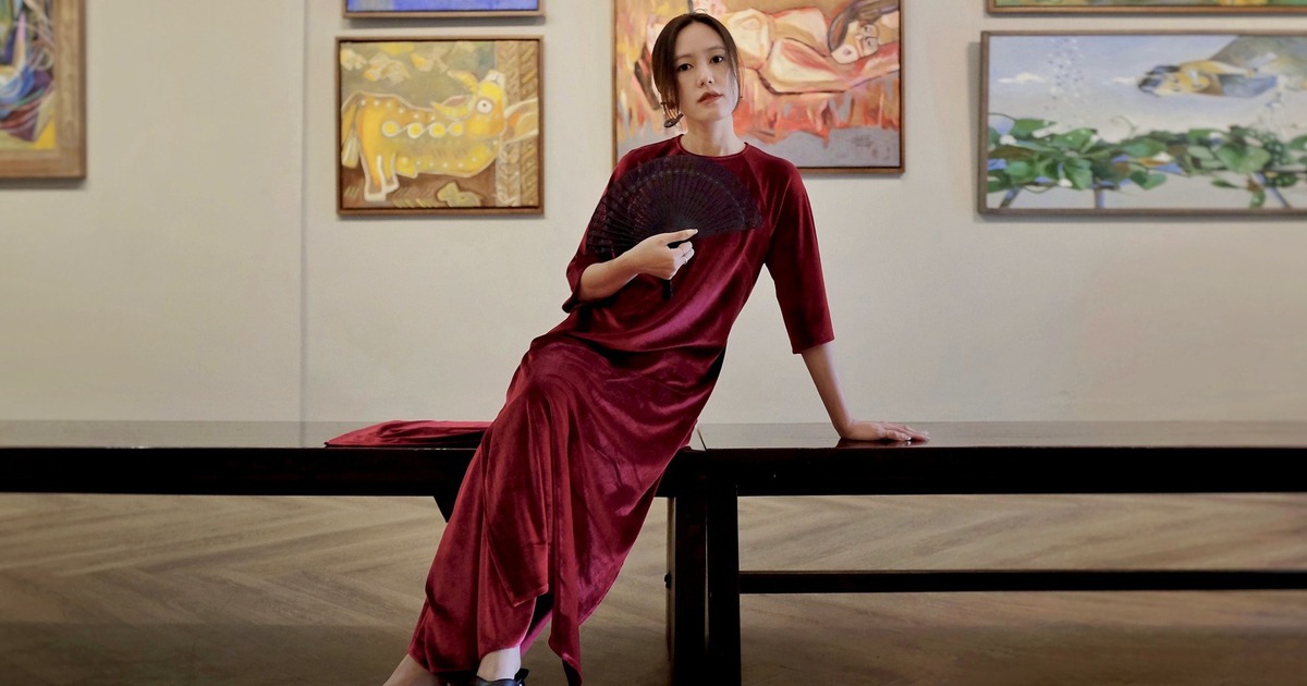 Velvet ao dai is popular with connoisseurs wearing it during the traditional Tet holiday