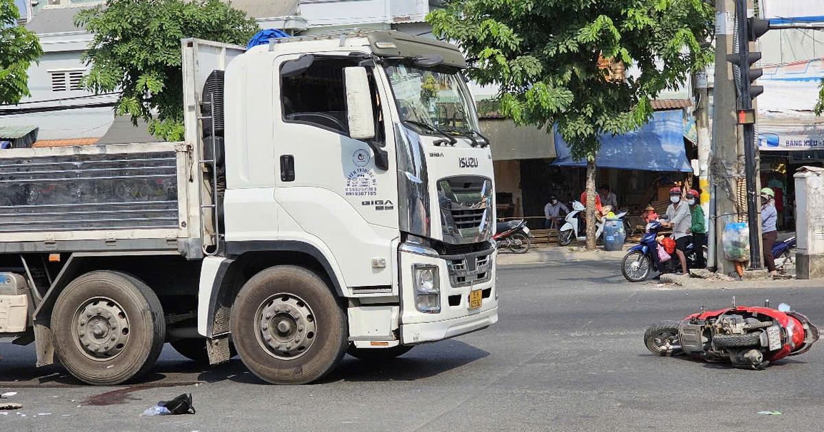 TP.HCM: Tai nạn giữa &ocirc; t&ocirc; tải v&agrave; xe m&aacute;y khiến 2 mẹ con thương vong