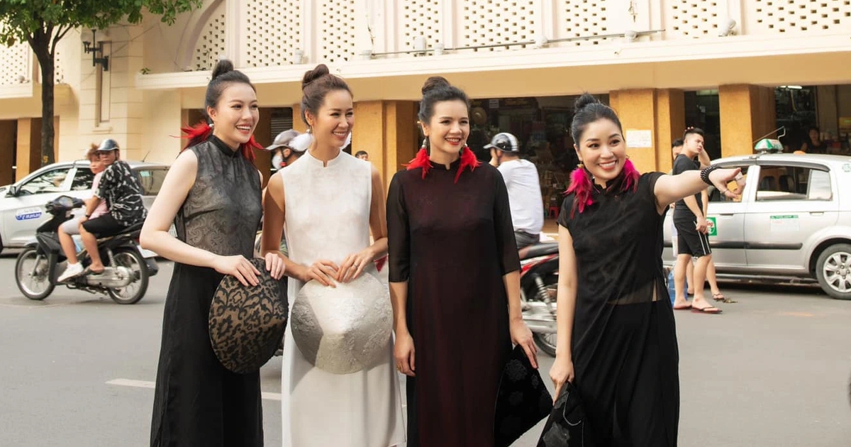 Suggested 2025 Tet outfit set for women traveling in spring