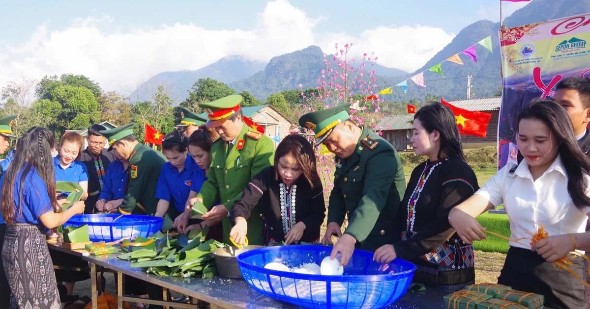 Bi&ecirc;n ph&ograve;ng Quảng Trị mang m&ugrave;a xu&acirc;n đến cho d&acirc;n bản