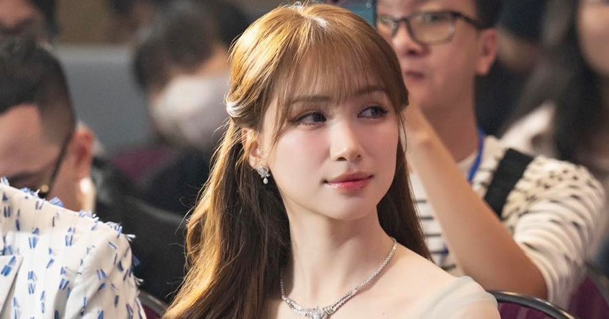 Hòa Minzy nhập viện cấp cứu