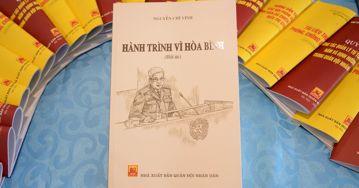 Ra mắt s&aacute;ch về l&iacute;nh &#039;g&igrave;n giữ h&ograve;a b&igrave;nh&#039; của tướng Nguyễn Ch&iacute; Vịnh