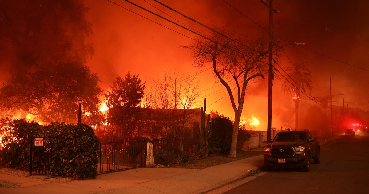 &#039;Biển lửa&#039; tại California do ch&aacute;y rừng, Tổng thống Biden phải hủy c&ocirc;ng du