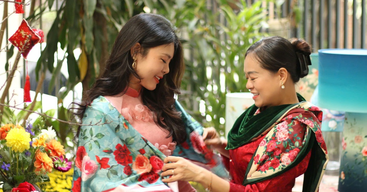 Shine bright by combining silk scarves with Tet outfits