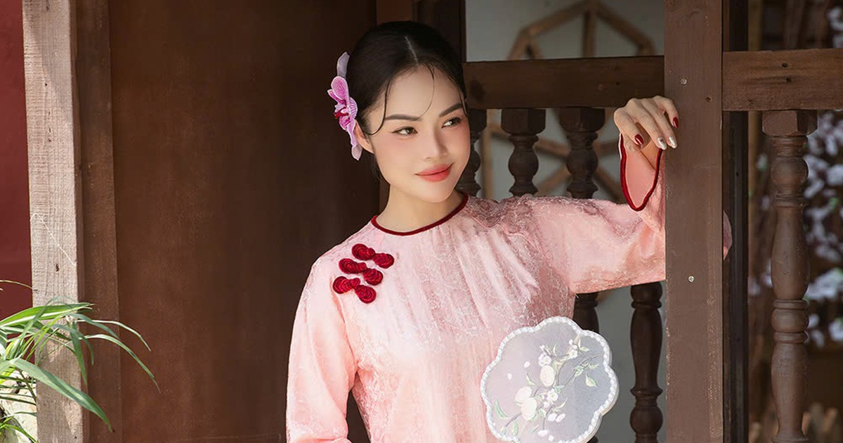 Ao dai combined with ‘trend’ flowers placed in hair helps Duong Cam Lynh ‘hack her age’