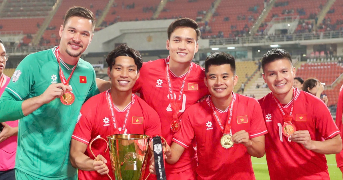 Who did Nguyen Filip go to the Philippines with after winning the AFF Cup?