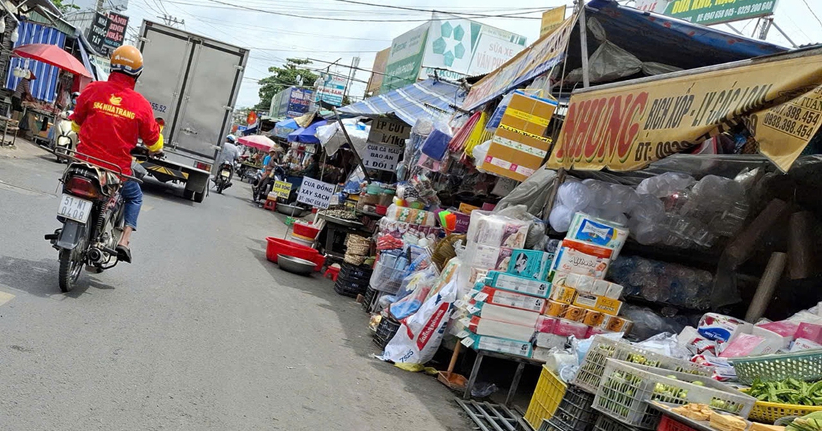 Buôn bán tràn lan trên vỉa hè, lòng đường