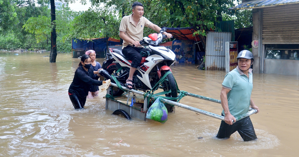 Dịch vụ xe k&eacute;o &#039;c&otilde;ng&#039; xe m&aacute;y qua biển nước &#039;hốt bạc&#039;