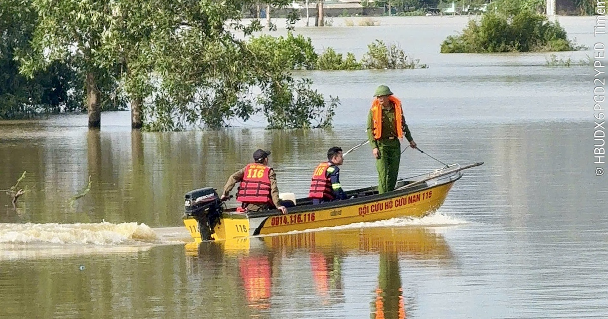 Đi ngược v&agrave;o v&ugrave;ng lũ gi&uacute;p đỡ người d&acirc;n