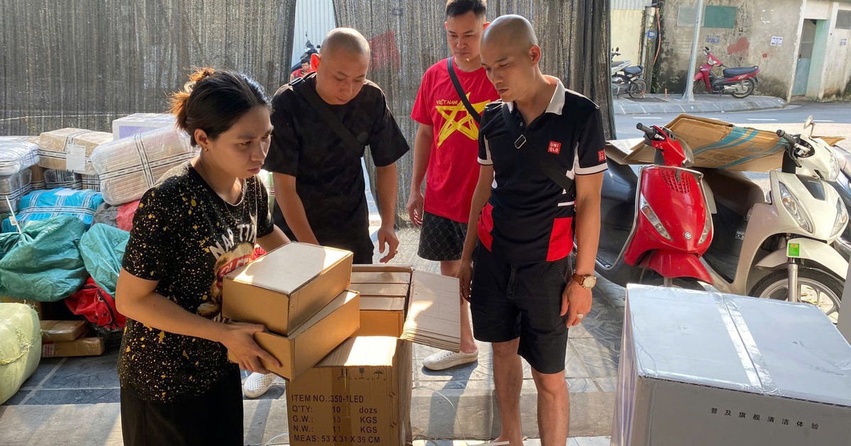 Quy&ecirc;n g&oacute;p đ&egrave;n pin, sạc dự ph&ograve;ng gửi b&agrave; con v&ugrave;ng lũ giữ li&ecirc;n lạc