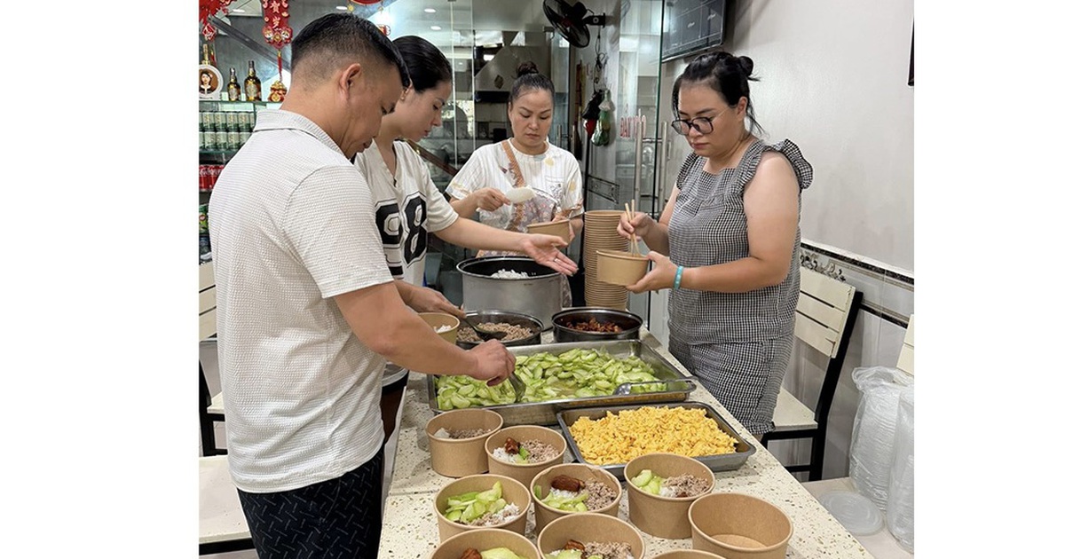 Ấm l&ograve;ng những bữa ăn 0 đồng ở v&ugrave;ng lũ Th&aacute;i Nguy&ecirc;n