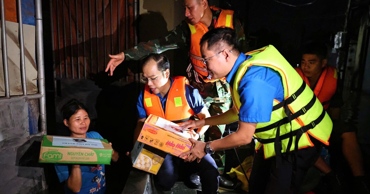 Thành đoàn Hà Nội cứu trợ người dân vùng lũ lụt xã Đa Phúc trong đêm