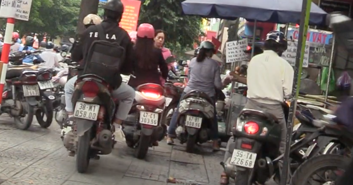 30 ph&uacute;t, gần 400 xe m&aacute;y đi tr&ecirc;n vỉa h&egrave; V&otilde; Thị S&aacute;u bị CSGT phạt nguội
