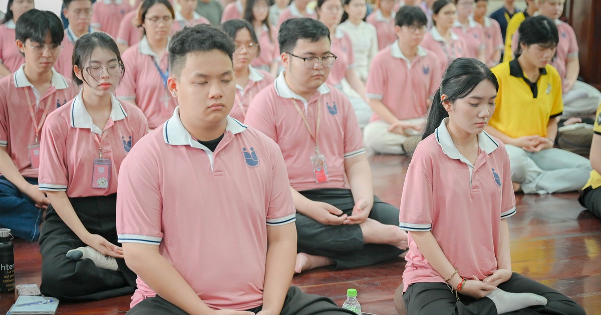 Sinh vi&ecirc;n TP.HCM v&agrave;o ch&ugrave;a học thiền, t&igrave;m hiểu đạo Phật