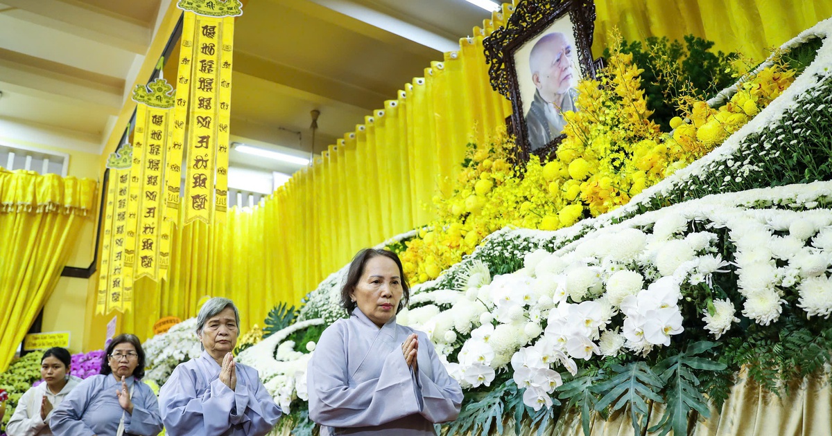 Người d&acirc;n, phật tử TP.HCM viếng trưởng l&atilde;o h&ograve;a thượng Th&iacute;ch Tr&iacute; Tịnh ở ch&ugrave;a Vĩnh Nghi&ecirc;m